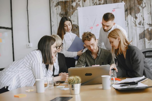 Magicien pour un mariage à lyon : epatez vos invités avec hugo marceau